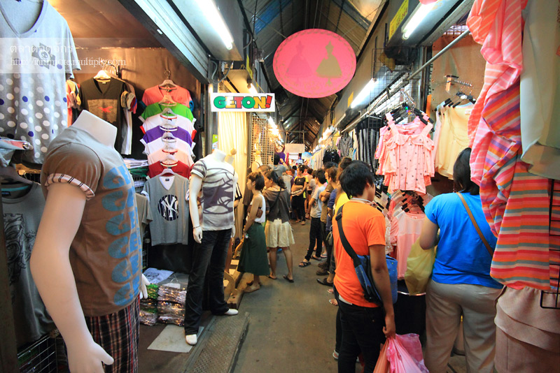 ตลาดนัดเสื้อผ้าขายส่ง (jj night market)